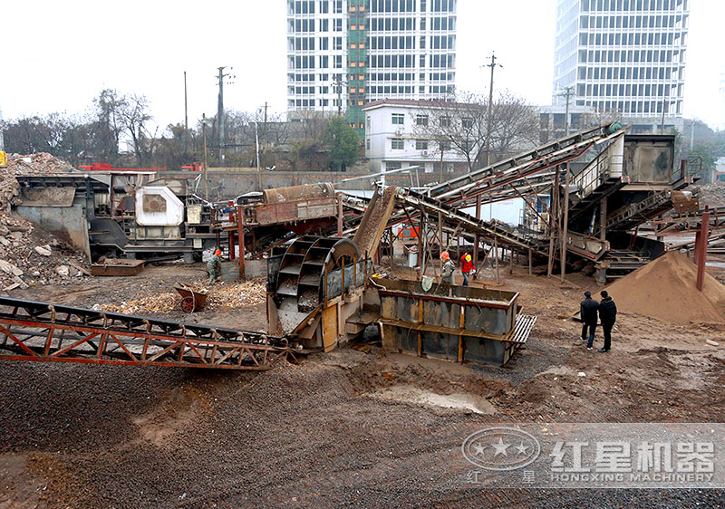 建筑垃圾制沙現(xiàn)場，配置車載制沙機(jī)